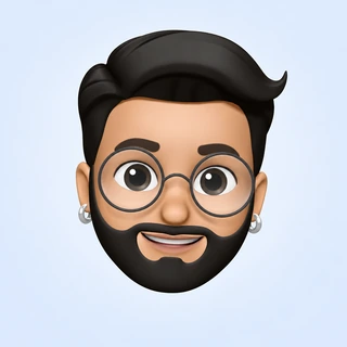 Memoji sorridente di Carmine, con occhiali tondi e barba